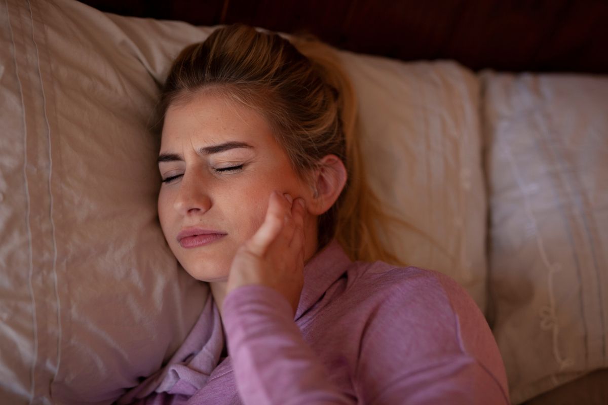 Jaw,Pain,From,Bruxisum,Tmj,While,Sleeping Signs of Jaw Clenching